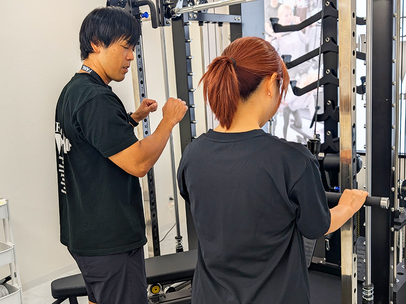 二の腕トレーニングの様子