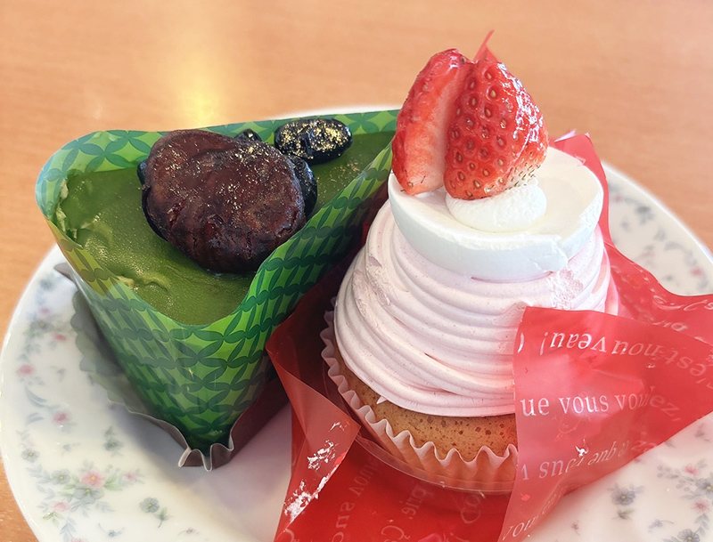 プレミアム濃い抹茶のケーキ 560円、苺畑のモンブラン 490円