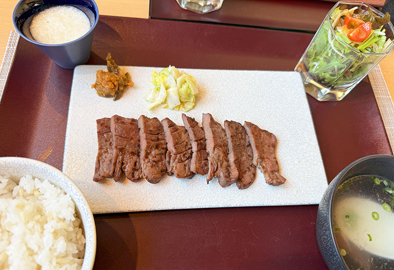 牛たん焼き昼定食（牛たん8切）2,200円