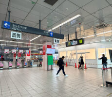 「ペコちゃんmilkyタイム 浦和美園店」と駅改札