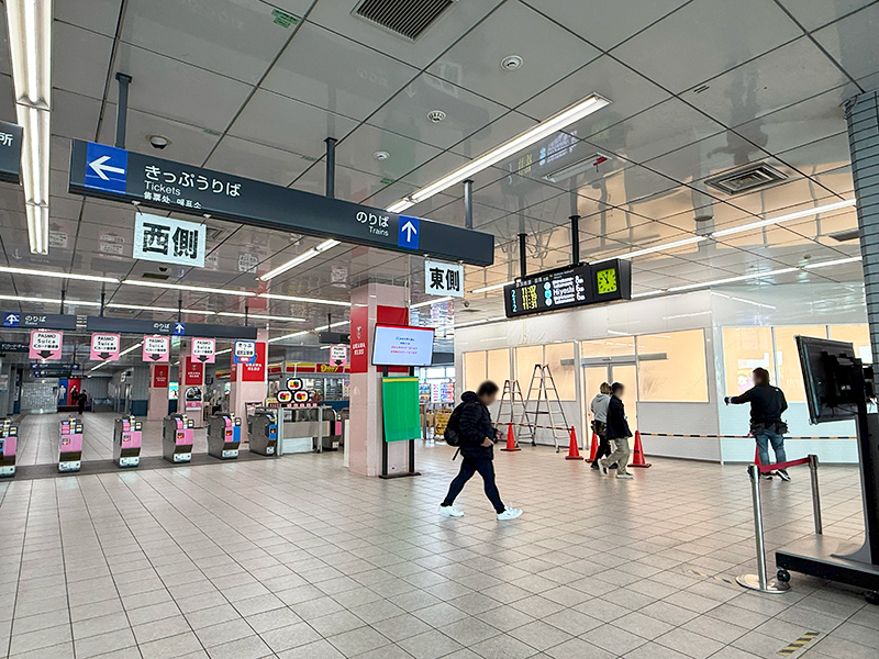 「ペコちゃんmilkyタイム 浦和美園店」と駅改札