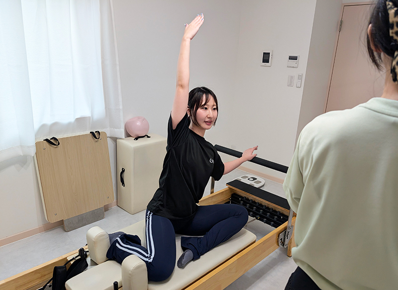 ピラティスのマーメイドストレッチ指導中の様子